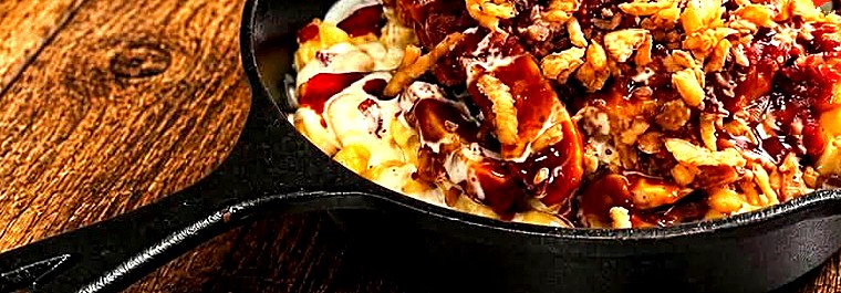 Loaded mac and cheese in a skillet